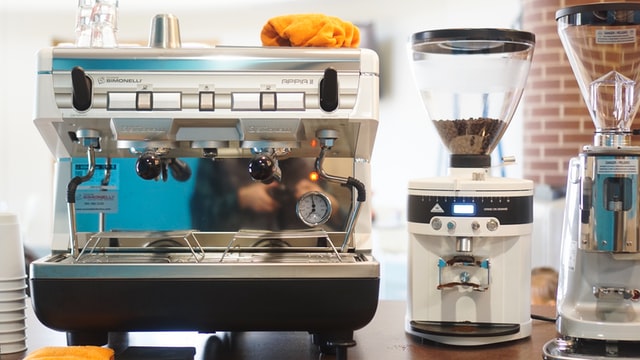 mesin kopi diatas meja