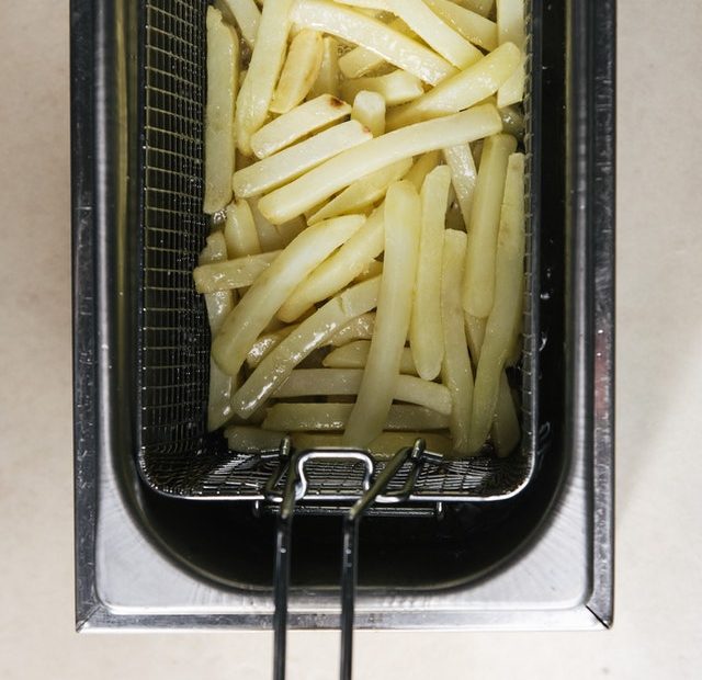kentang iris yang digoreng di deep fryer