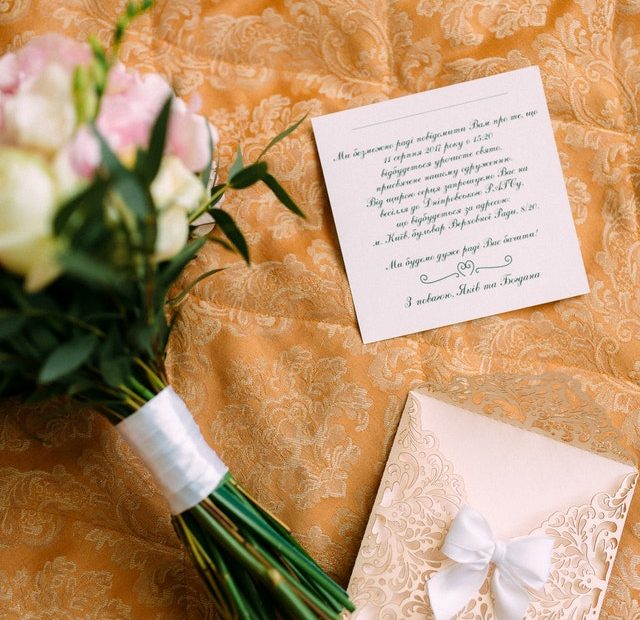 undangan terbuat dari bahan kertas