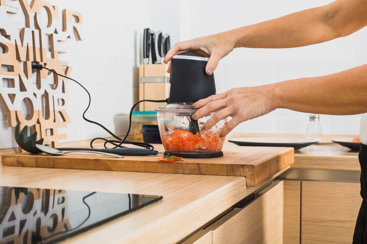 Illustrasi penggunaan commercial food processor